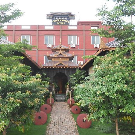 어 리틀 빗 오브 만달레이 태번 B&B 외부 사진