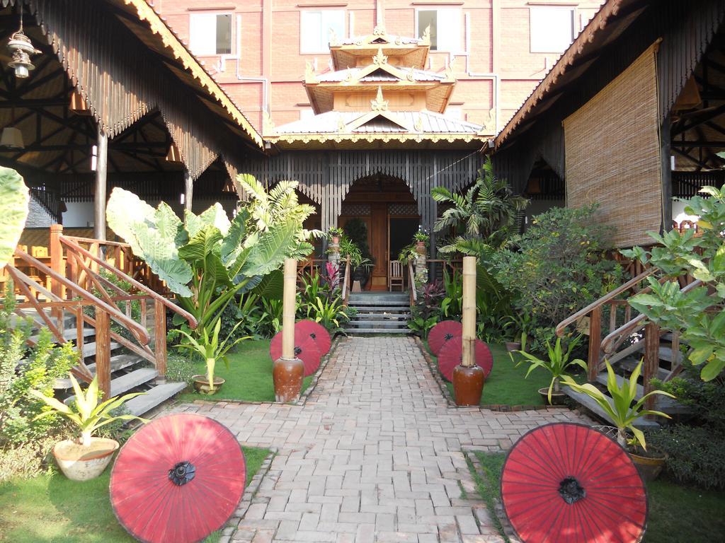 어 리틀 빗 오브 만달레이 태번 B&B 외부 사진