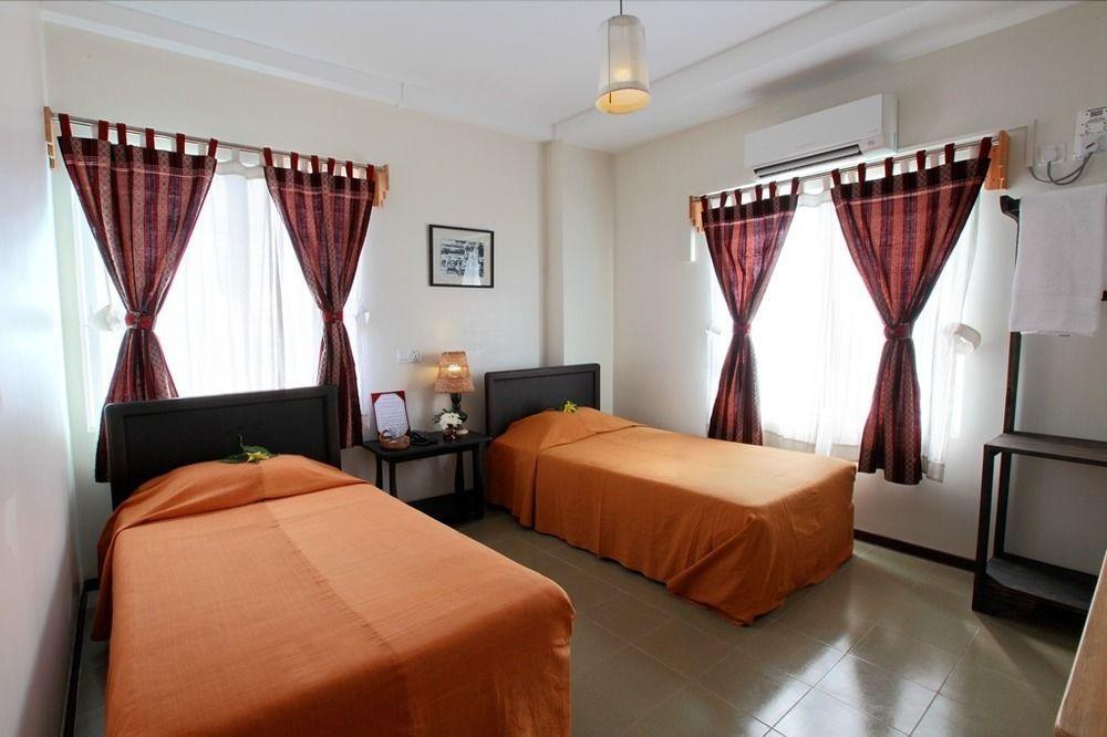 어 리틀 빗 오브 만달레이 태번 B&B 외부 사진