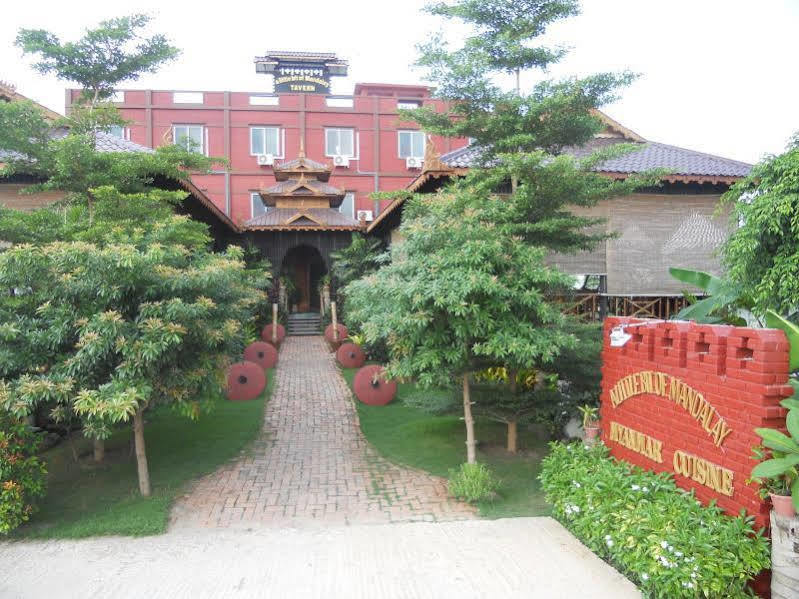 어 리틀 빗 오브 만달레이 태번 B&B 외부 사진
